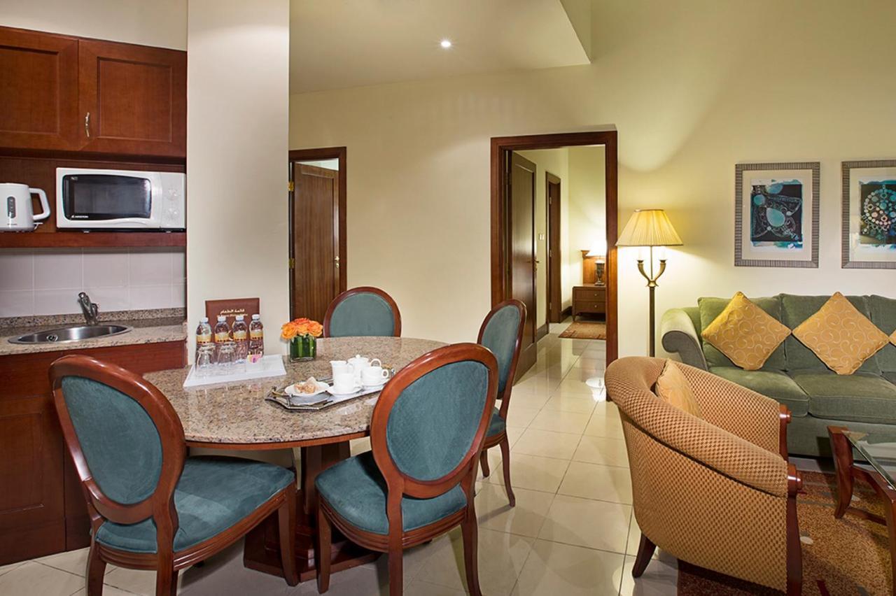 City Seasons Suites Dubai Bagian luar foto