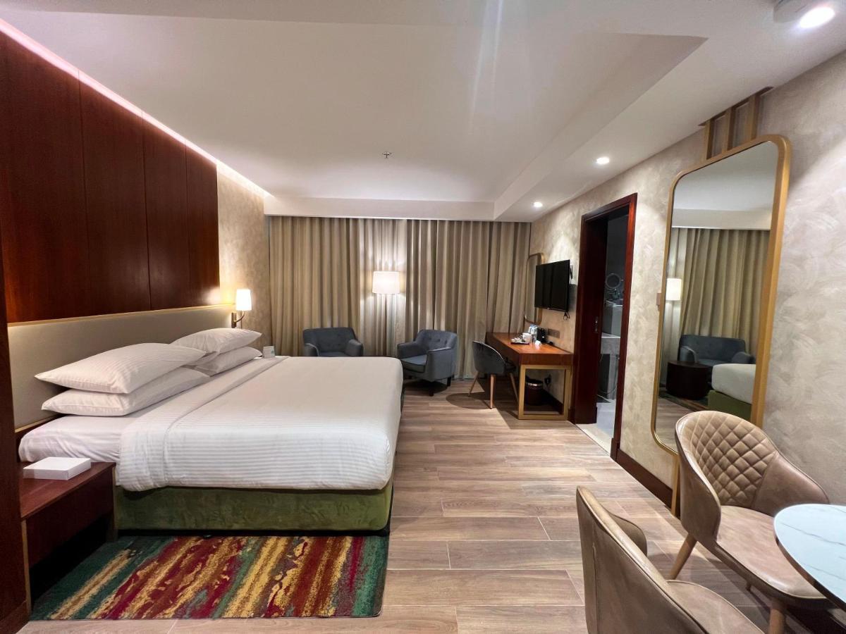 City Seasons Suites Dubai Bagian luar foto