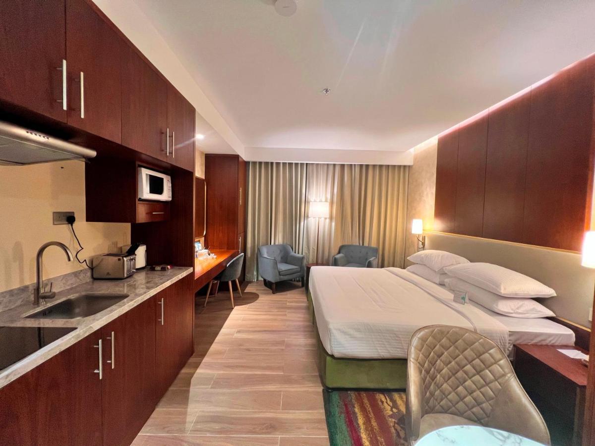 City Seasons Suites Dubai Bagian luar foto