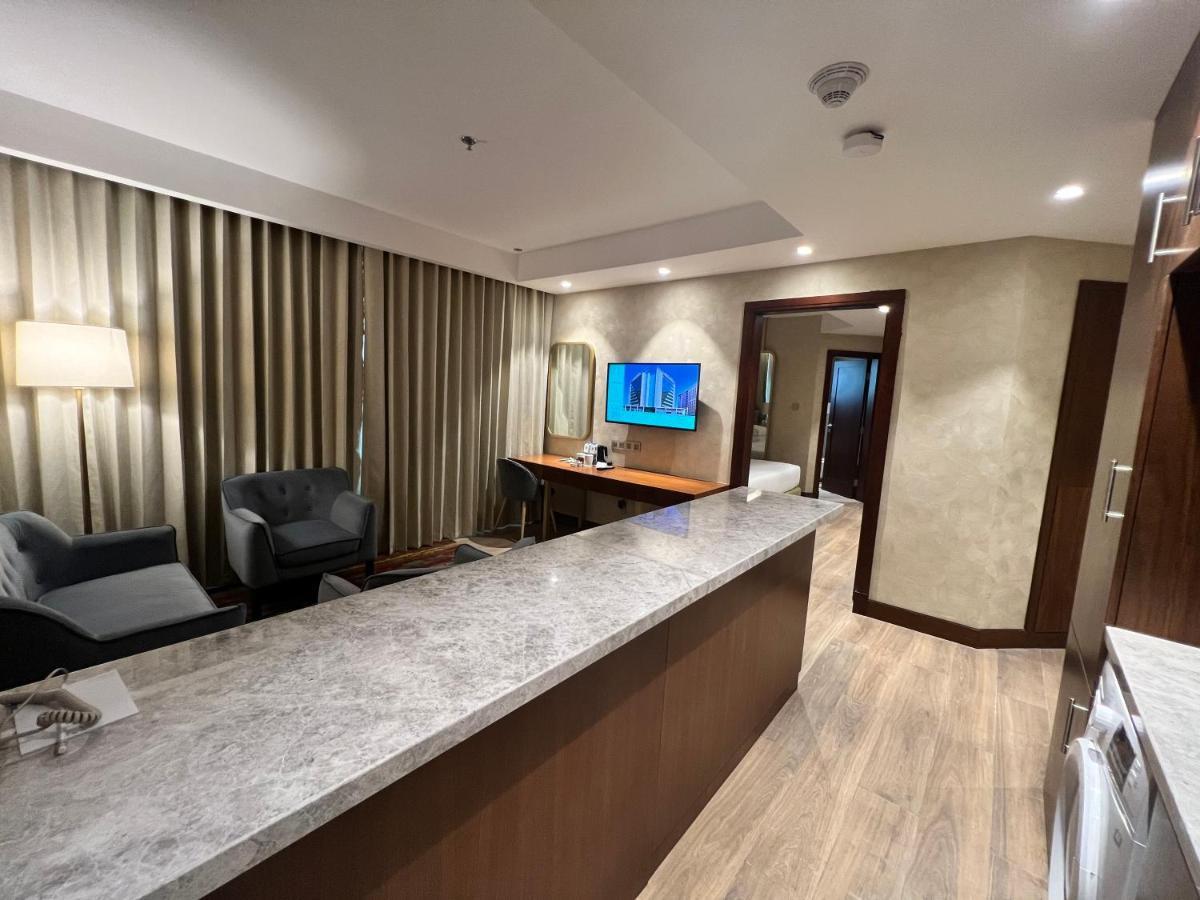 City Seasons Suites Dubai Bagian luar foto