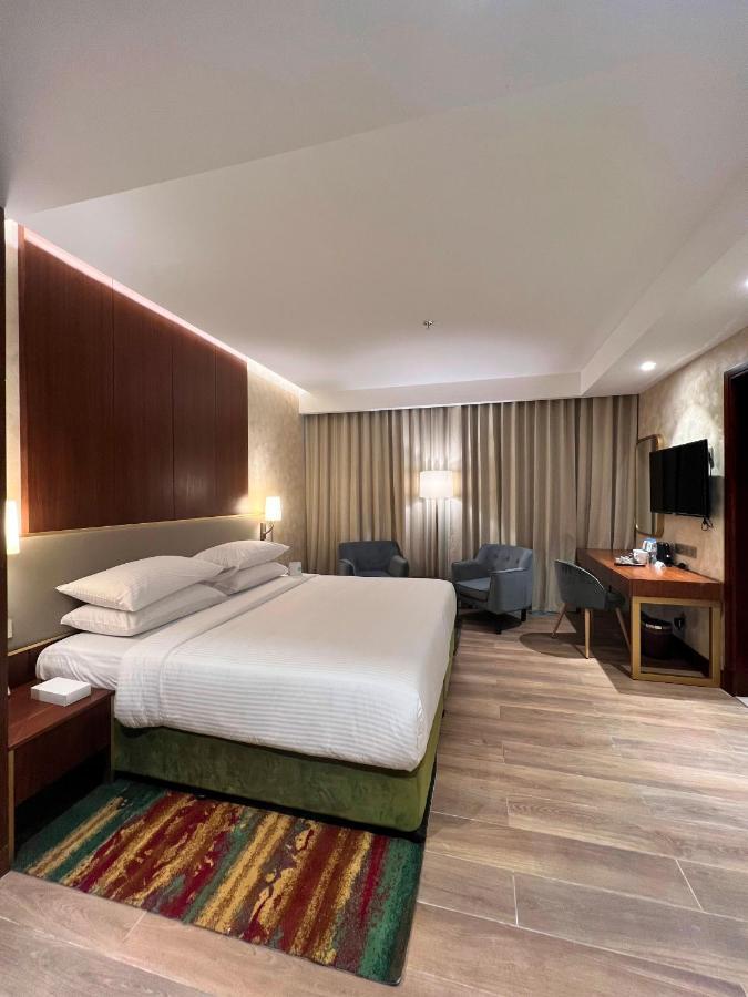 City Seasons Suites Dubai Bagian luar foto