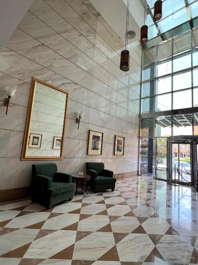 City Seasons Suites Dubai Bagian luar foto