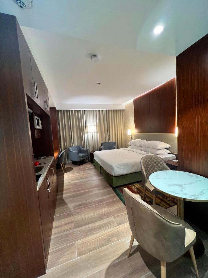 City Seasons Suites Dubai Bagian luar foto
