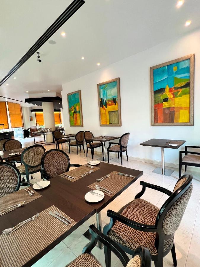 City Seasons Suites Dubai Bagian luar foto
