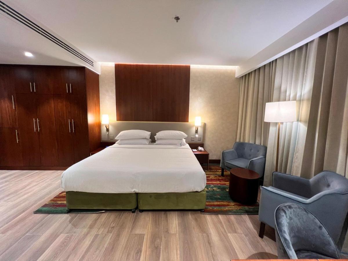 City Seasons Suites Dubai Bagian luar foto