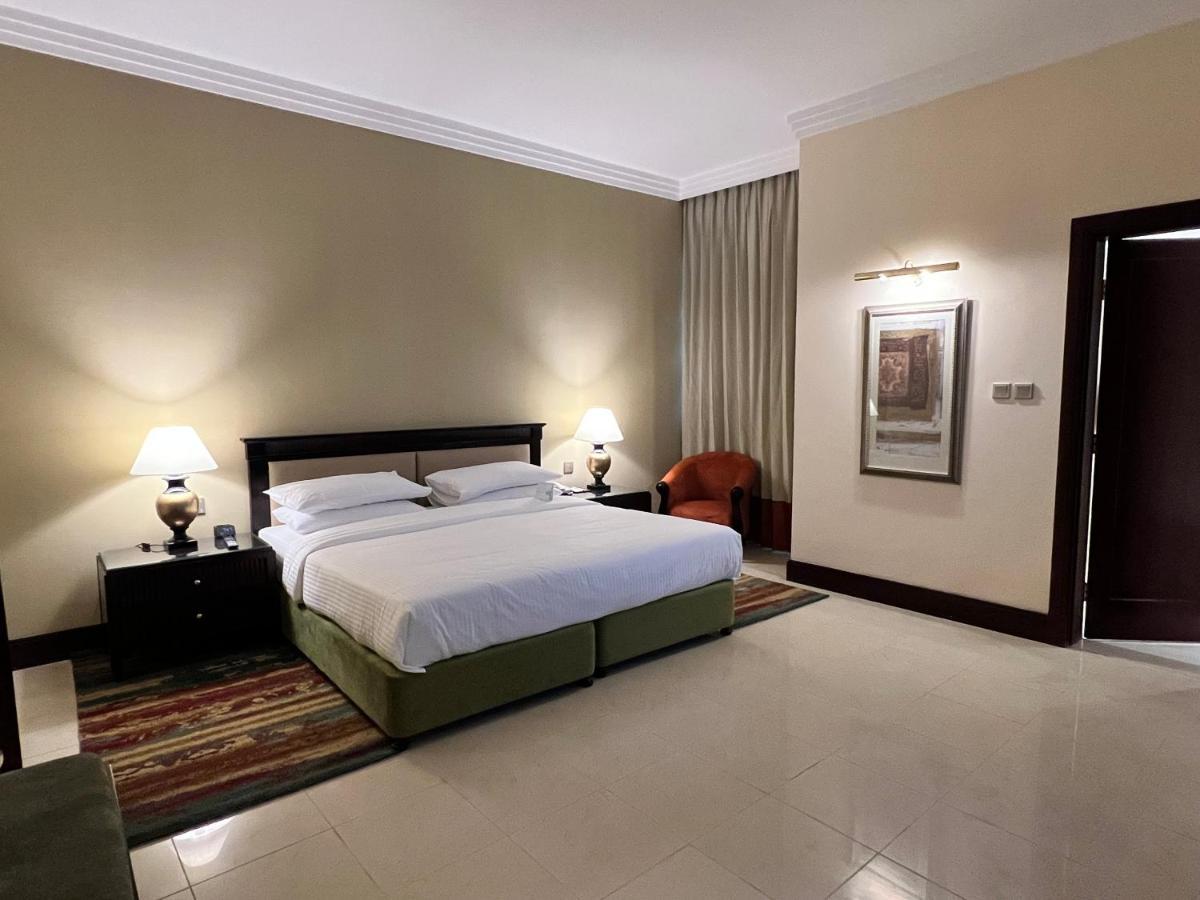 City Seasons Suites Dubai Bagian luar foto