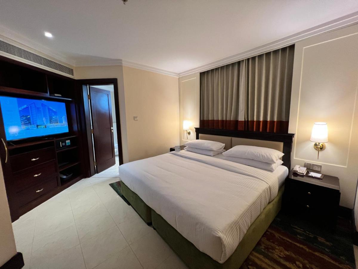 City Seasons Suites Dubai Bagian luar foto