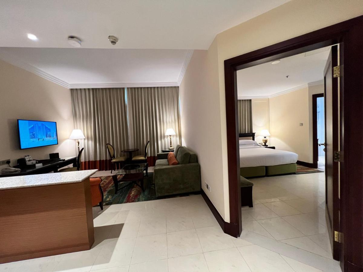 City Seasons Suites Dubai Bagian luar foto
