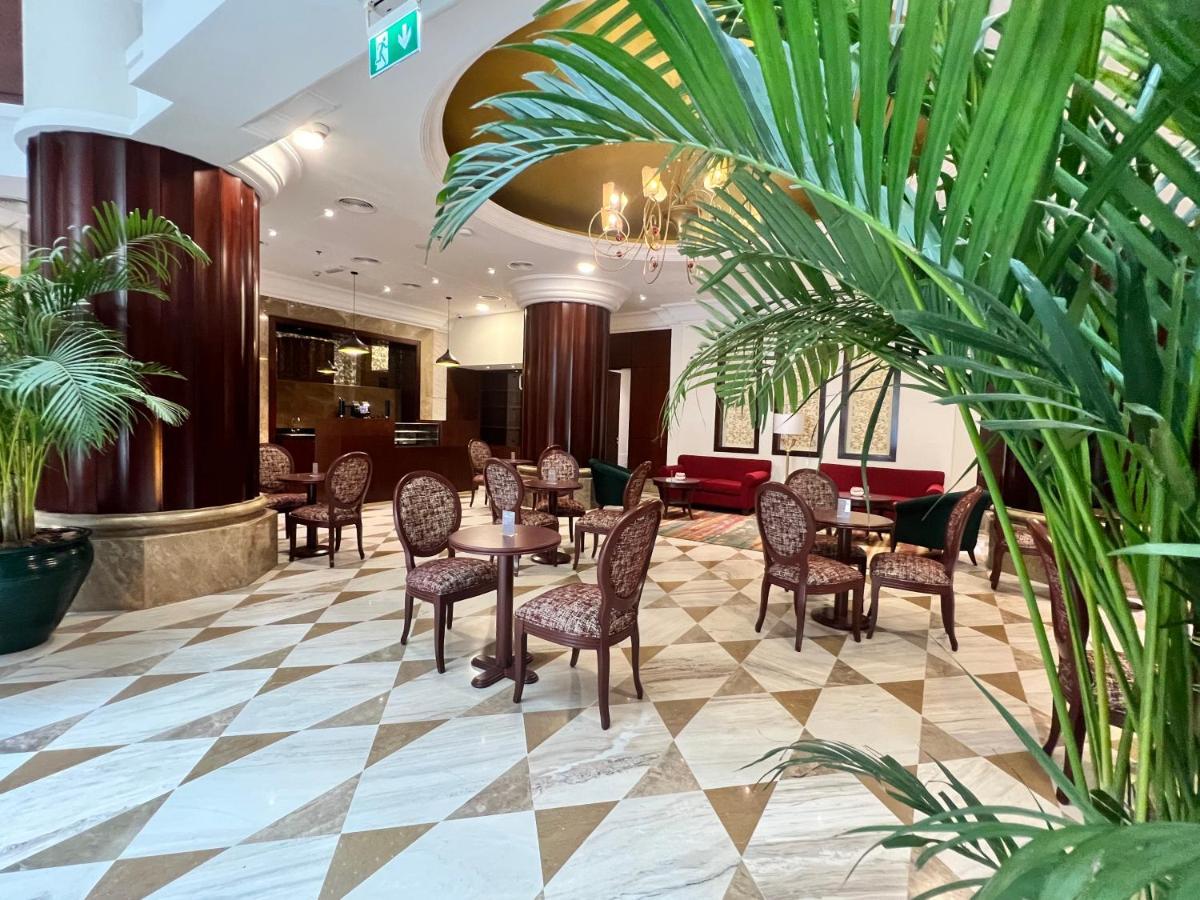 City Seasons Suites Dubai Bagian luar foto