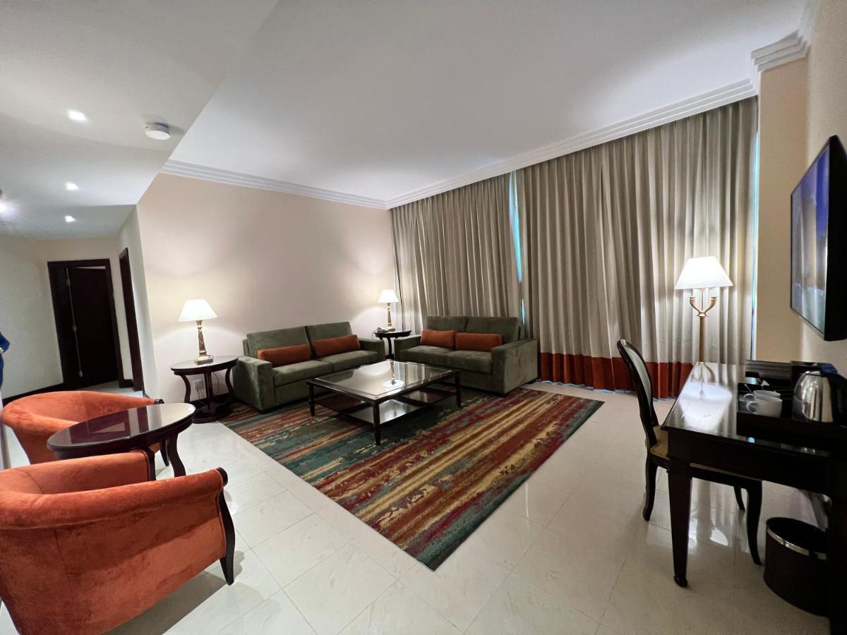 City Seasons Suites Dubai Bagian luar foto