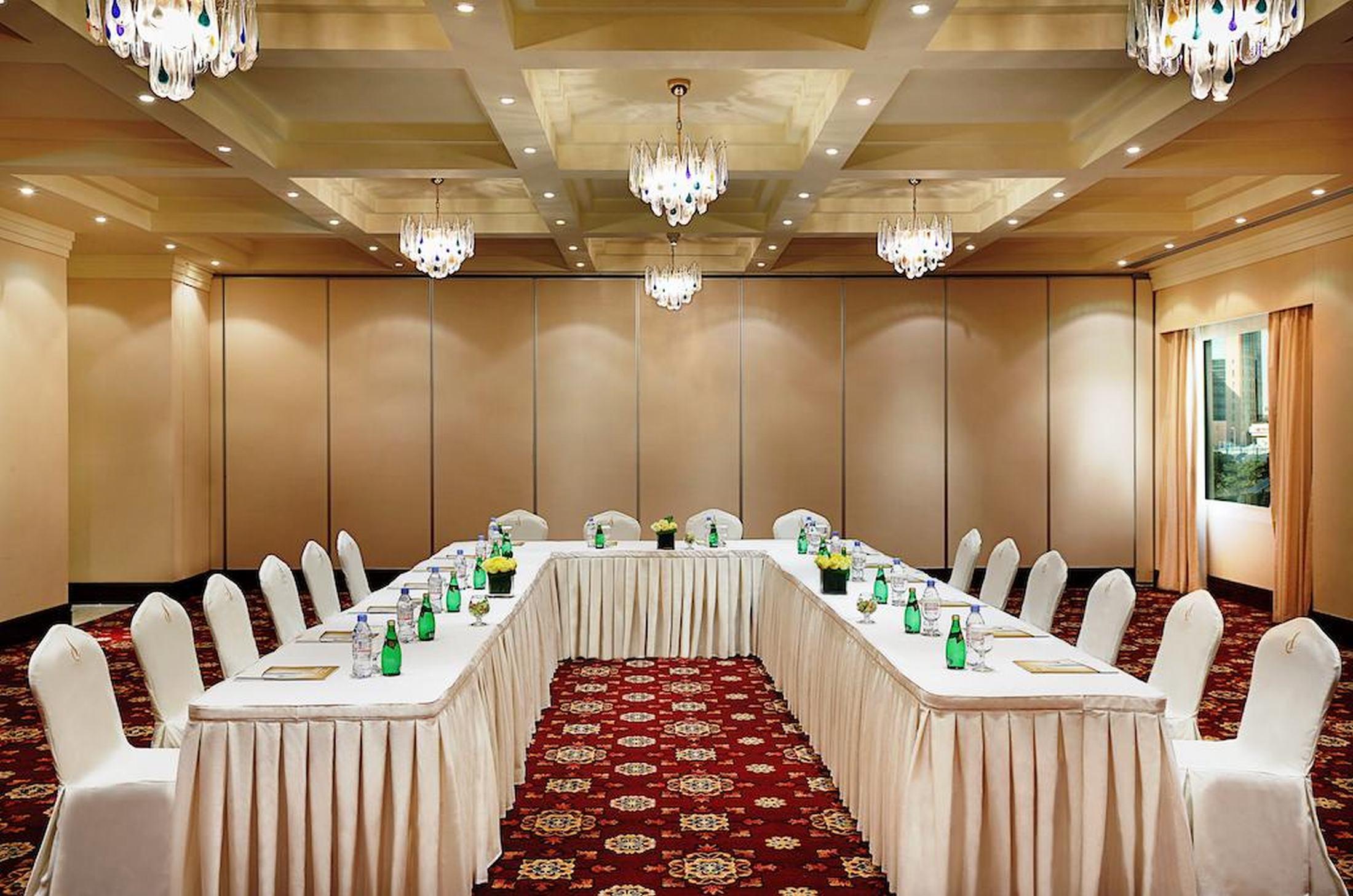City Seasons Suites Dubai Bagian luar foto