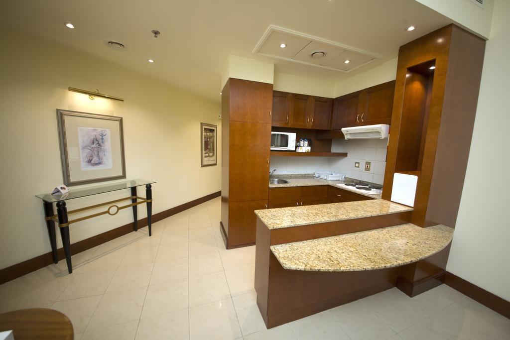 City Seasons Suites Dubai Bagian luar foto