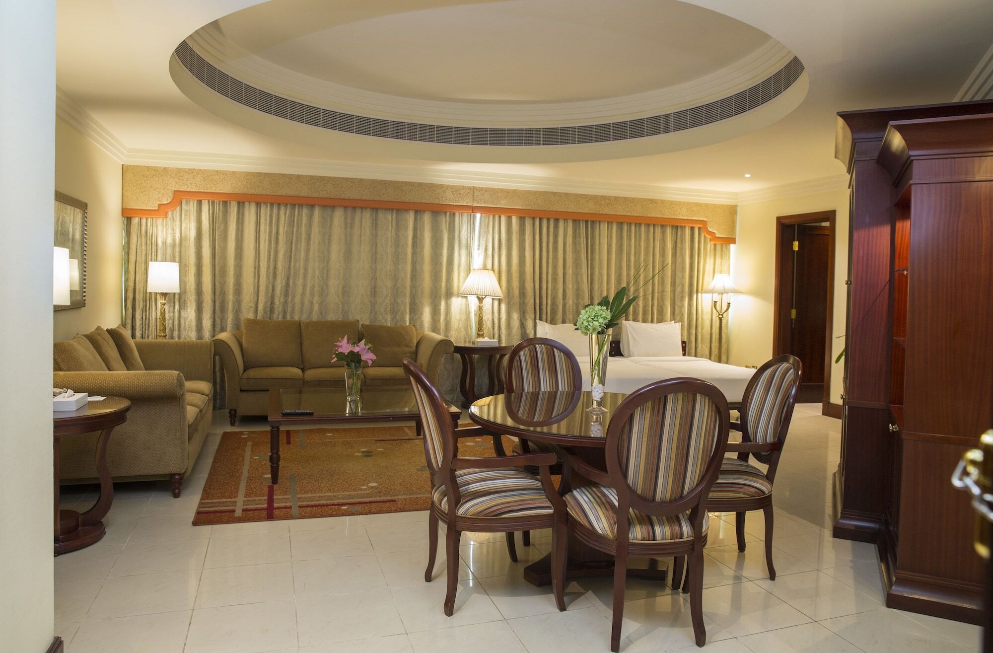 City Seasons Suites Dubai Bagian luar foto